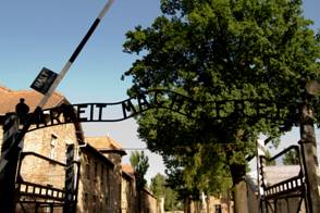 portail entrée Auschwitz Arbeit macht frei